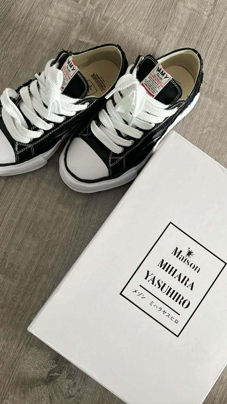 Hoe vallen de Maison Mihara Yasuhiro schoenen?