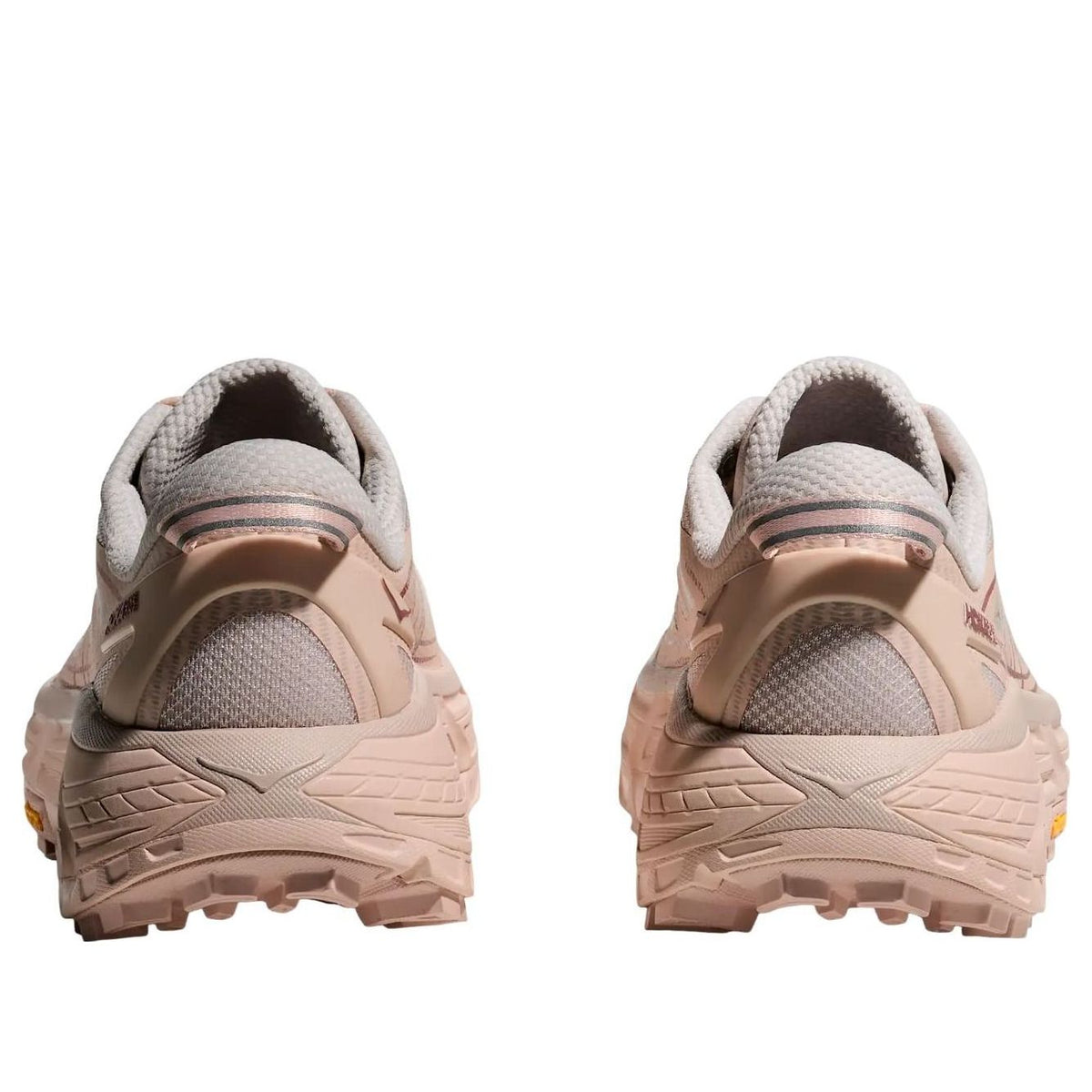 Hoka One One Mafate Speed 2 Beech Wood Stucco achteraanzicht paar met kenmerkende stackhoogte