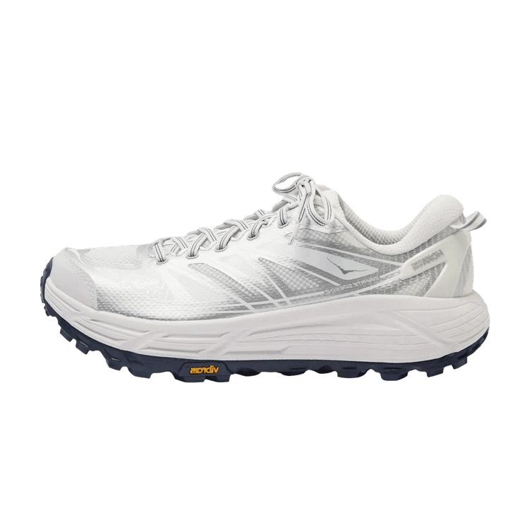 Hoka One One Mafate Speed 2 White Silver, zijaanzicht van trail sneaker met wit mesh, zilveren accenten en zwarte Vibram zool