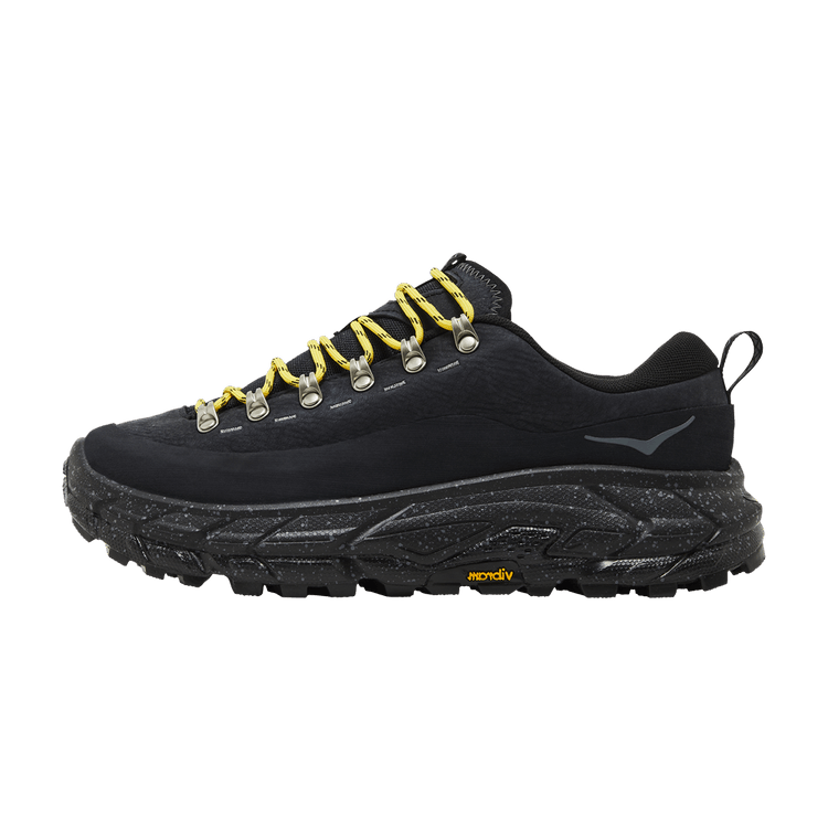 Hoka One One Tor Summit 2 Black, zijaanzicht met zwart nubuck, gele veters en golvende Vibram-zool, hiking design