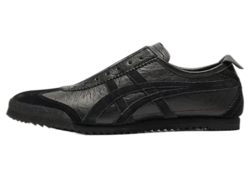 Onitsuka Tiger Mexico 66 Slip-On Deluxe Triple Black, zijaanzicht van volledig zwarte sneaker met textuur en suède details