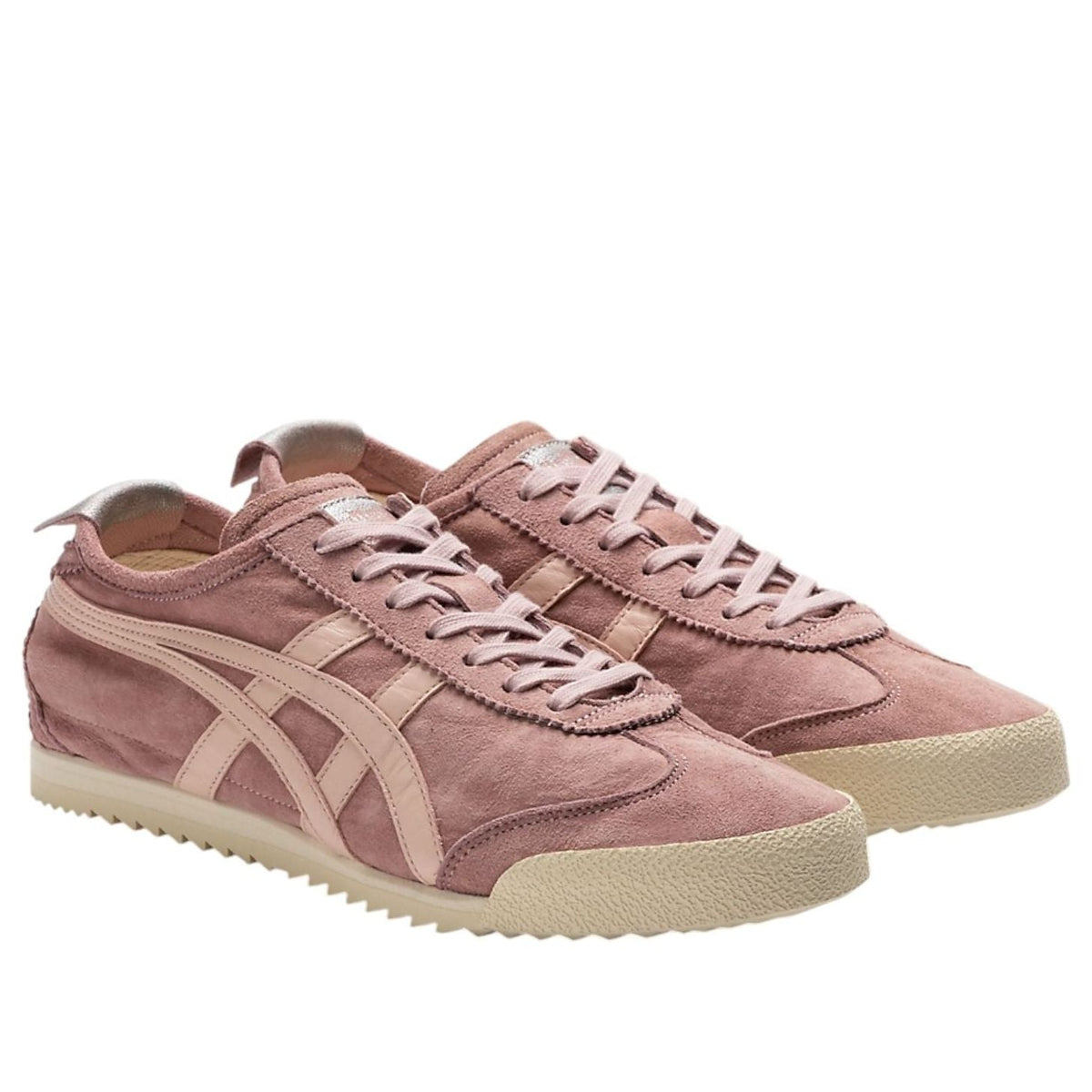 Onitsuka Tiger Mexico 66 Deluxe NM Sakuragai driekwart aanzicht van paar schoenen, roze suède met asymmetrische strepen