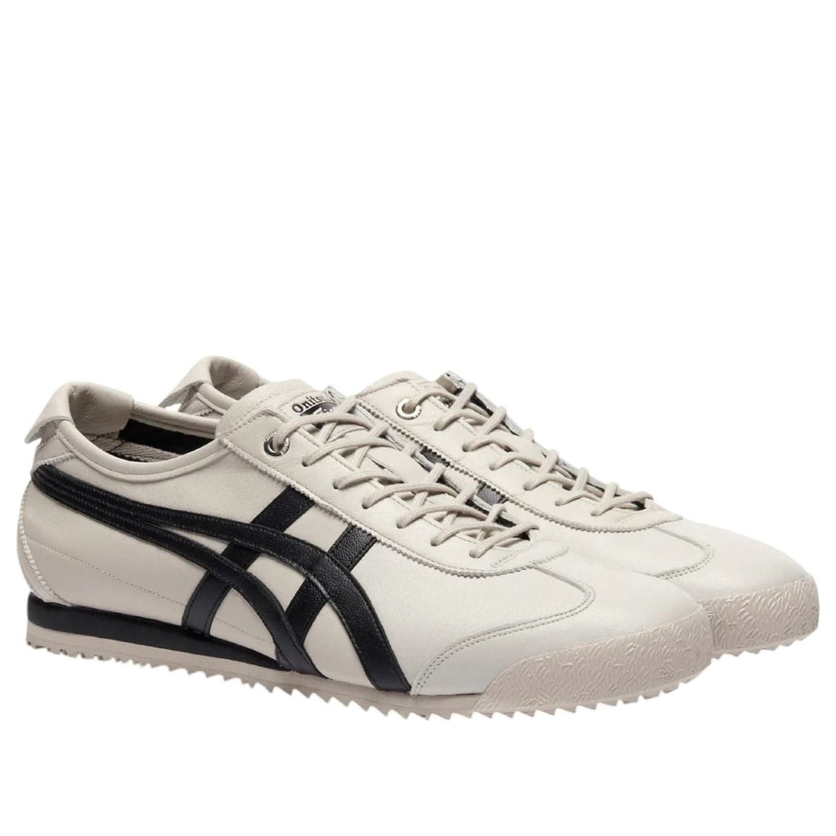 Onitsuka Tiger Mexico 66 SD Warm Beige Black, driekwart aanzicht van paar sneakers met contrasterende zwarte zijstrepen