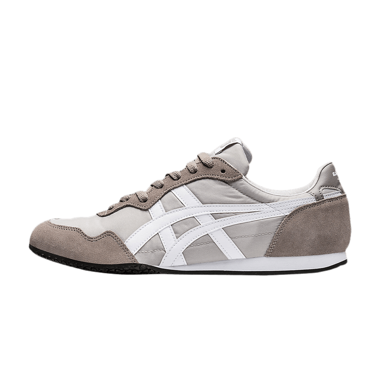 Onitsuka Tiger Serrano Oyster Grey White zijaanzicht met grijs suède, wit strpendetail en zwarte zool