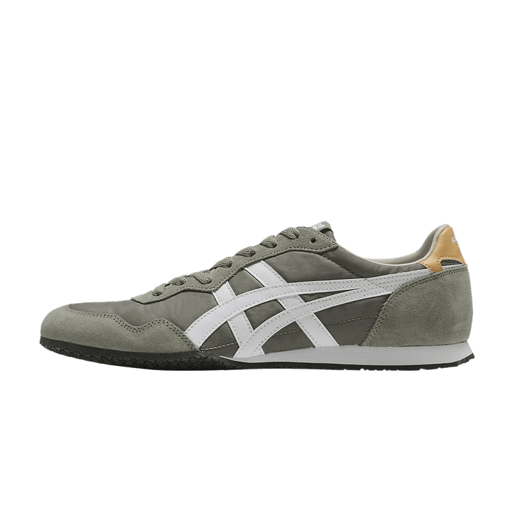 Onitsuka Tiger Serrano Burnt Olive White vooraanzicht, suède in olijfgroen met witte strepen en gele hieltab