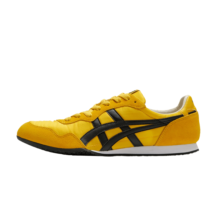 Onitsuka Tiger Serrano Yellow Black zijaanzicht, geel suède met zwarte strepen en witte zool