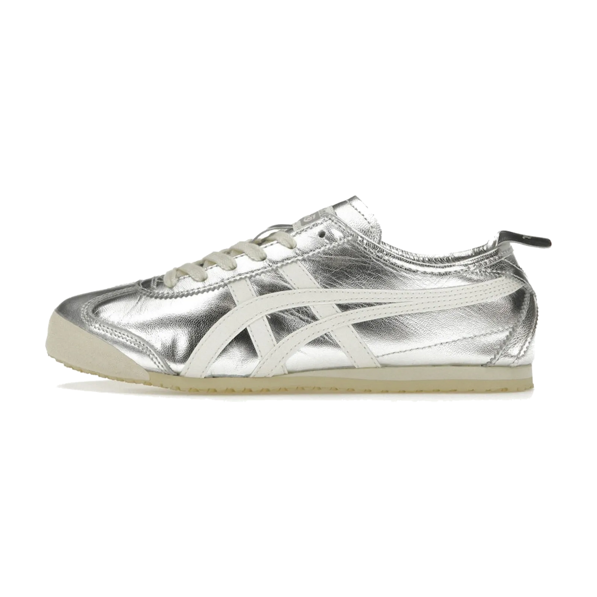 Onitsuka Tiger Mexico 66 Silver Off White, zijaanzicht met metallisch zilver materiaal en crème strepen, crème zool