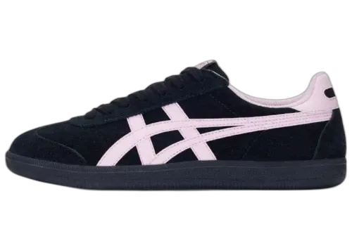 Onitsuka Tiger Tokuten Black Pink zijaanzicht met zwart suèdeleer en roze strepen, zwarte zool