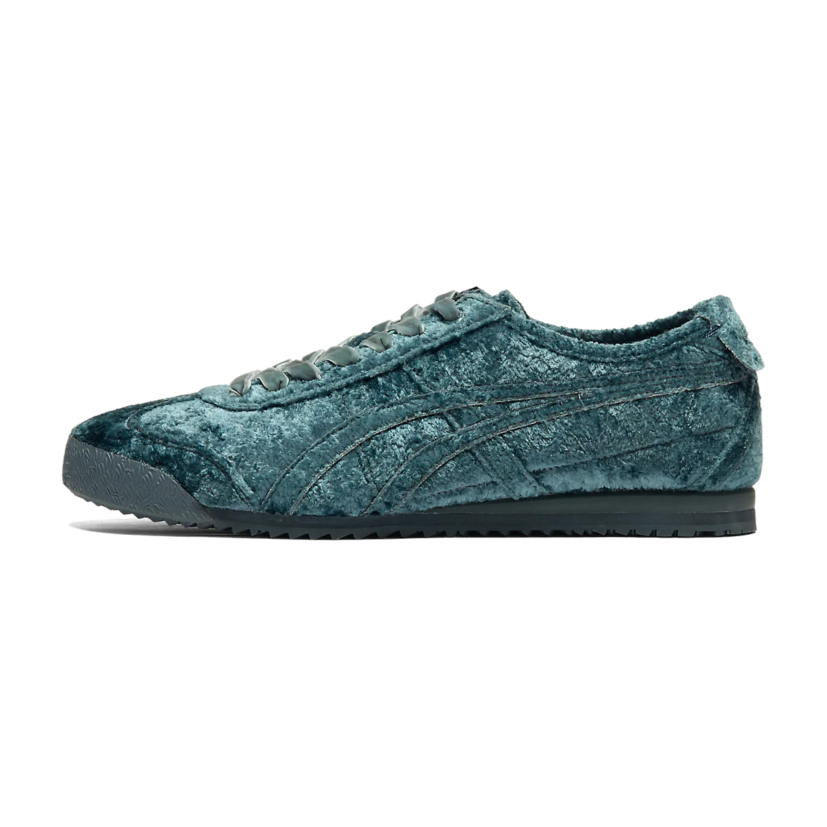 Onitsuka Tiger Mexico 66 Velvet Grand Shark, zijaanzicht van grijsblauwe fluwelen sneaker met zwarte zool en logostrepen