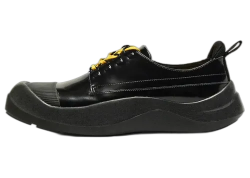 Onitsuka Tiger Wigurve Black Tai-Chi Yellow, zijaanzicht met zwart leer, gele veters en gebogen zwarte zool