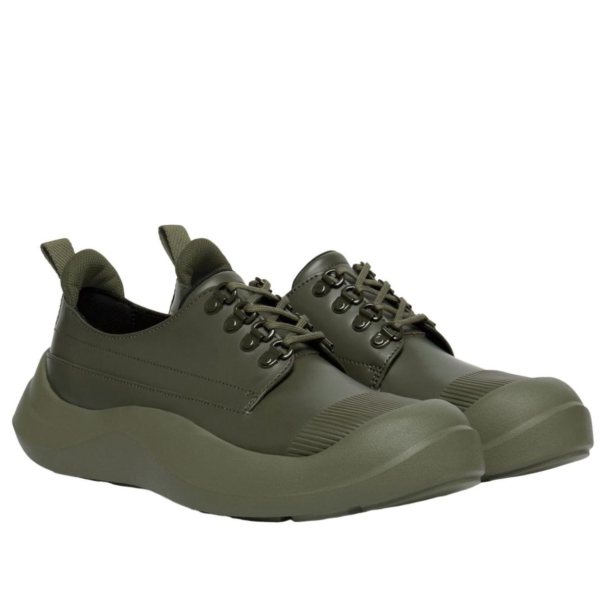 Onitsuka Tiger Wigurve Bronze Green, paar samen van voren met vetersluiting en gele binnenzool