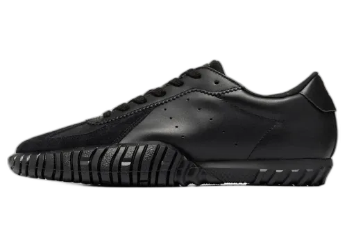Onitsuka Tiger Duck Tiger TR Black, zijaanzicht met geribbelde zwarte zool en perforatiedetails