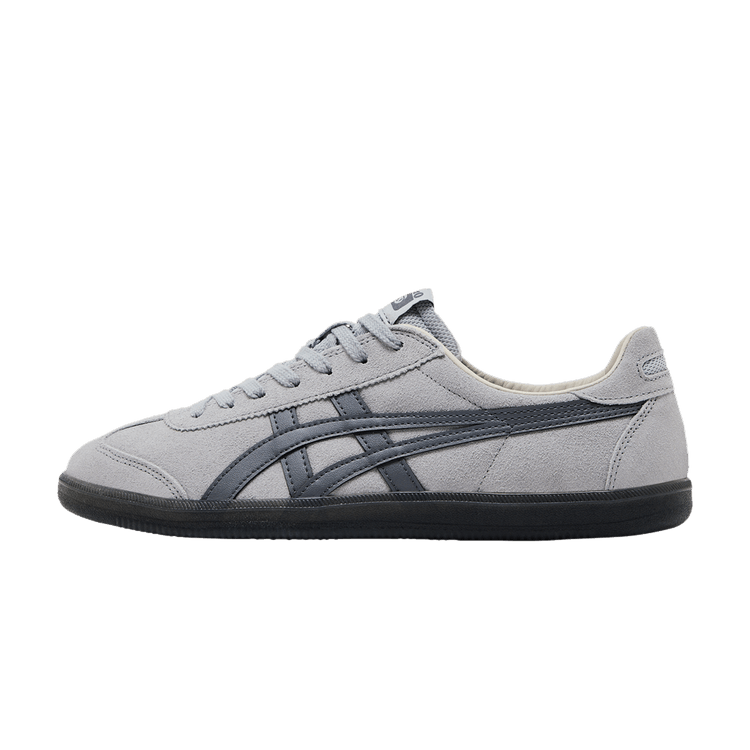 Onitsuka Tiger Tokuten Piedmont Grey Metropolis sneaker, zijaanzicht met grijs suède, donkerblauwe strepen en zwarte zool
