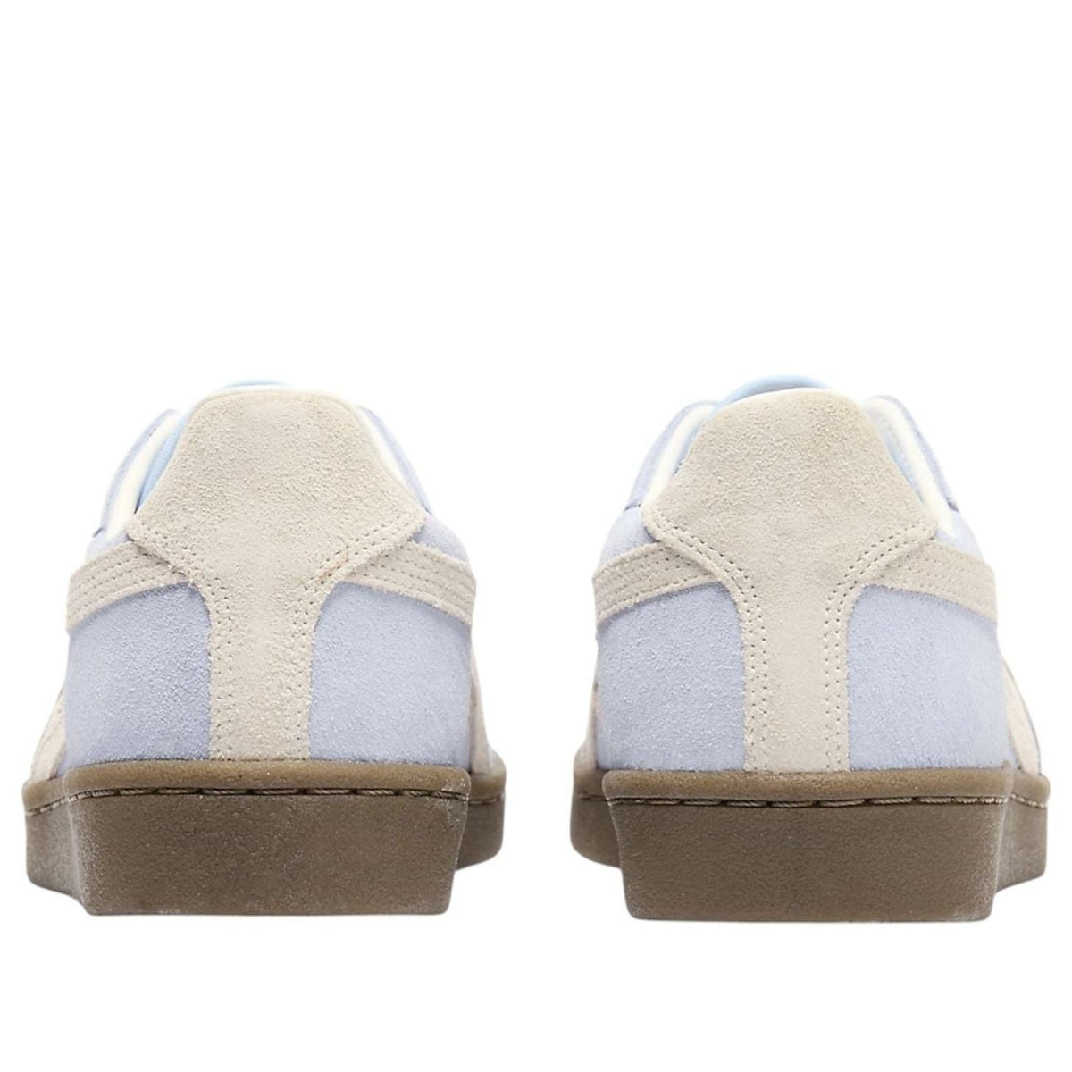 Onitsuka Tiger GSM Soft Sky White, achteraanzicht van beide schoenen met suède hielstukken en bruine platform zool
