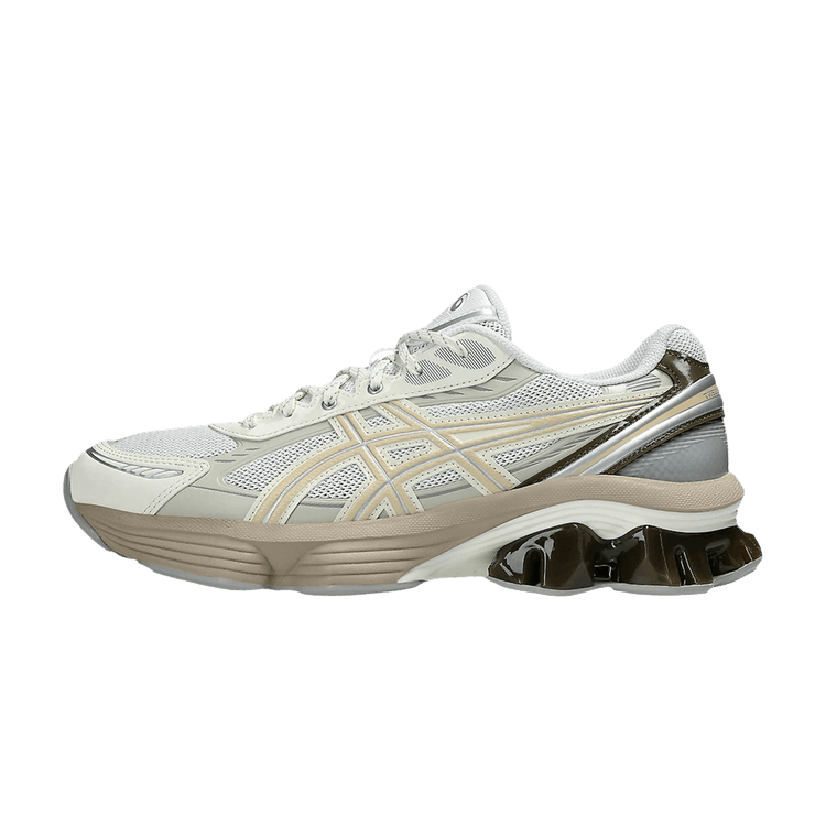 ASICS Gel-Kinetic Fluent White Marzipan, zijaanzicht met witte mesh, beige stiksels en glanzende zwarte zool