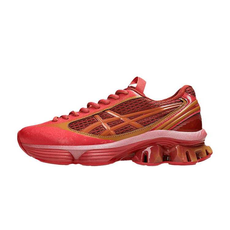 ASICS US6-S Gel-Kinetic Fluent Kiko Kostadinov Cayenne, zijaanzicht met rood nubuck upper en goudkleurige cross-bracing