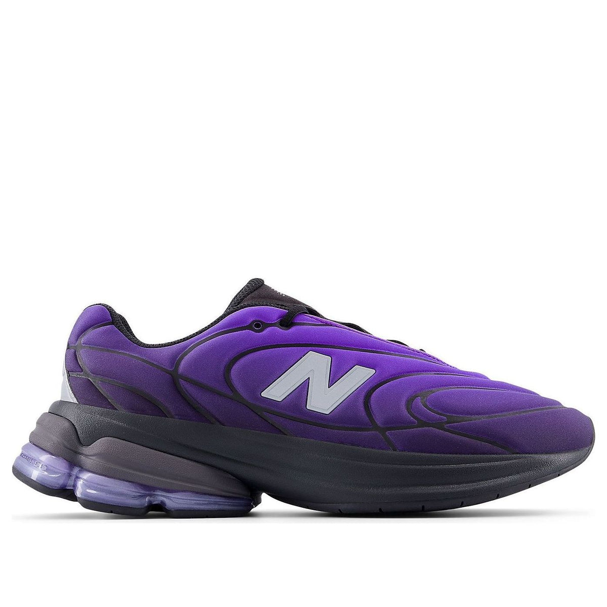New Balance 5030 Black Electric Indigo, driekwart aanzicht toont paarse upper, zwarte midsole en lavendel accenten