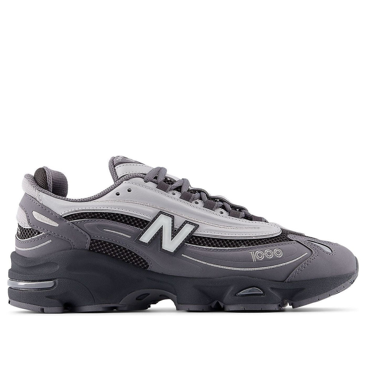 New Balance 1000 Castlerock, zijprofiel met grijs-zwart materialmix en bulkige silhouet
