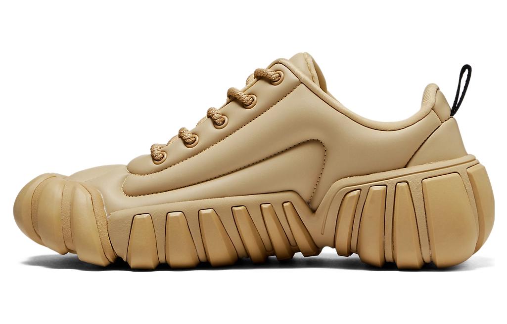 Onitsuka Tiger Dentigre Puff Desert Camp zijprofiel met goudkleurige vetersluiting en gesteppelde bovenstof