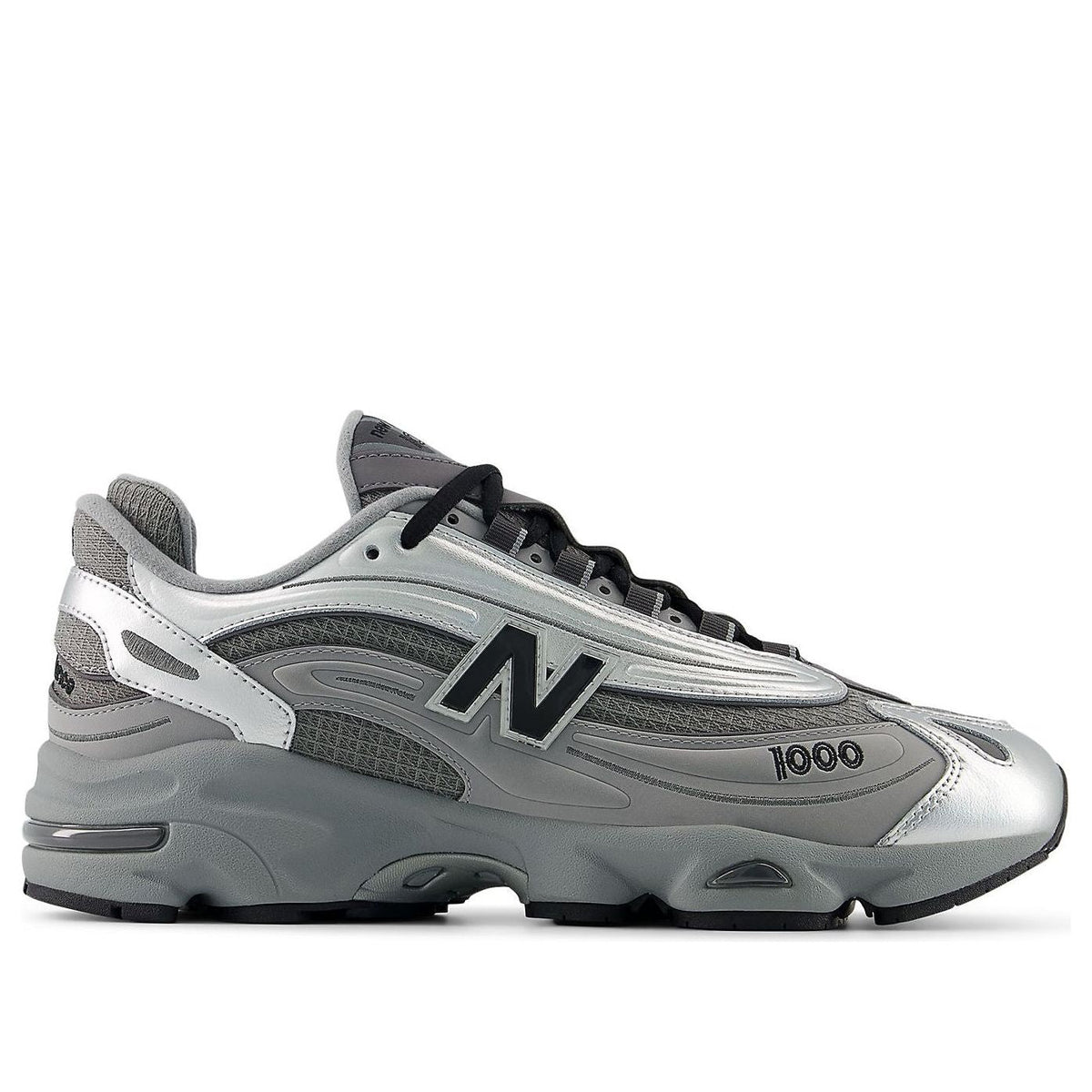 New Balance 1000 Silver Metallic Slate Grey, driekwart aanzicht toont zilver accenten en 1000-logo aan de zijkant