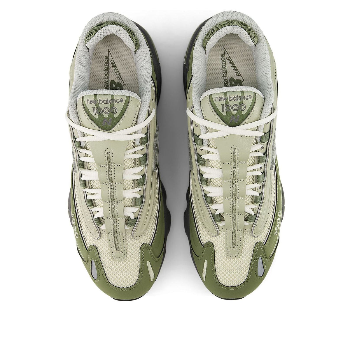 New Balance 1000 Dark Olivine bovenaanzicht, beide sneakers met witveters en groen embleem