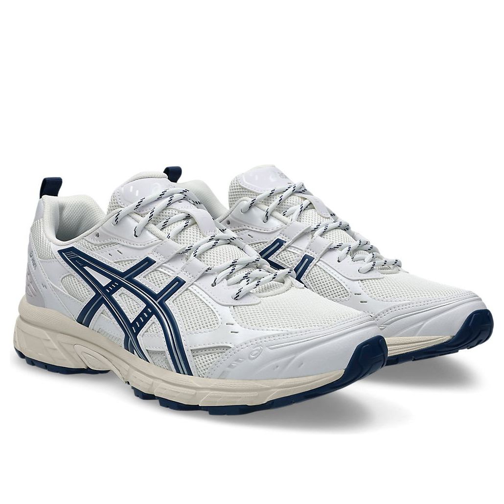ASICS Gel-Nunobiki White Independence Blue, paar samen van voren met cremekleurige zool en donkerblauwe logo-strips