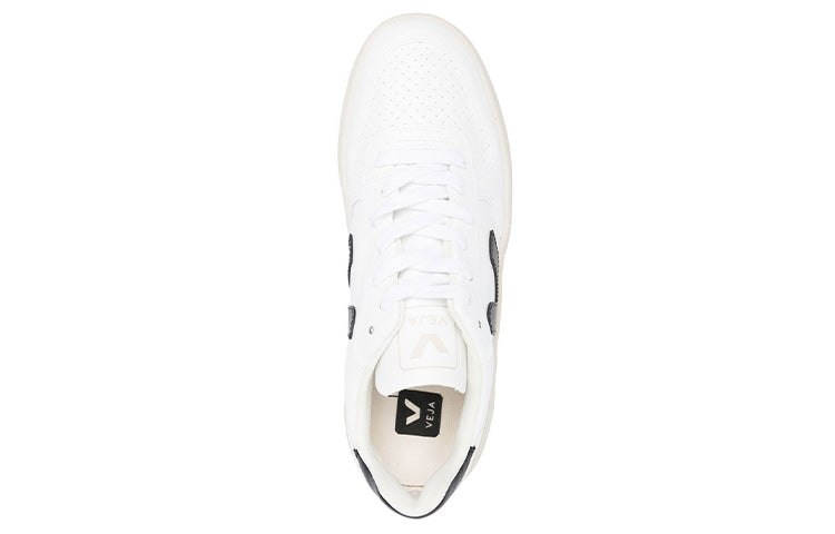 Veja V-10 White Black, bovenaanzicht met wit bovenwerk en zwarte zijdetails