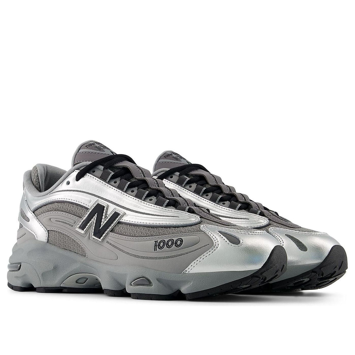 New Balance 1000 Silver Metallic Slate Grey, vooraanzicht paar toont ronde neus en opvallende zoolconstructie