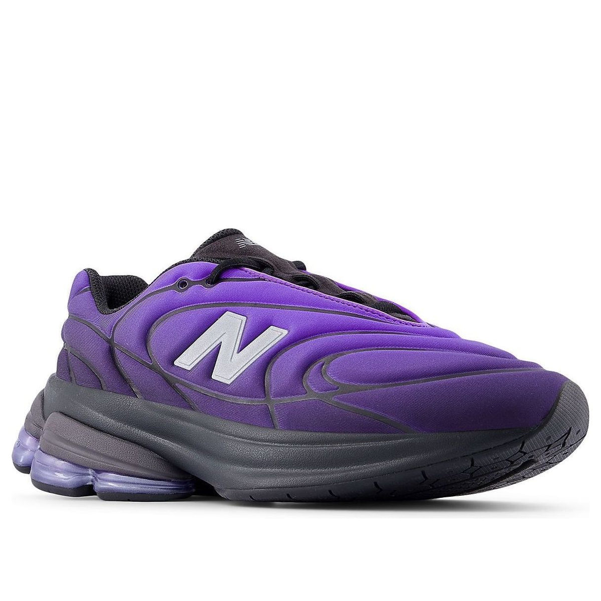 New Balance 5030 Black Electric Indigo, zijaanzicht toont contrasterende zwarte en paarse designer-lagen