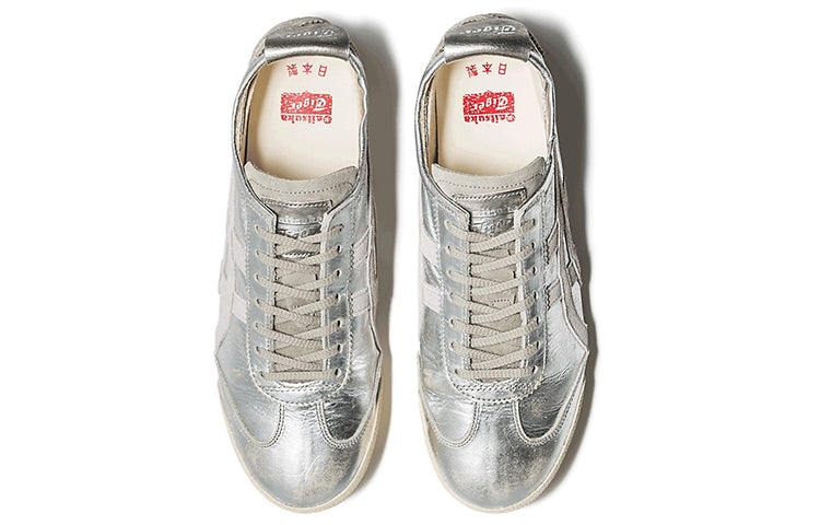 Onitsuka Tiger Mexico 66 Deluxe NM Silver Piedmont Grey bovenaanzicht met vetersluiting en rood merklabel