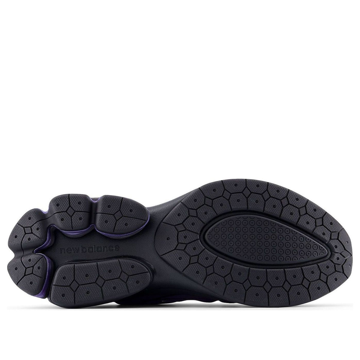 New Balance 5030 Black Electric Indigo, zoolprofiel in zwart met paarse accenten en hexagonale tread-patroon