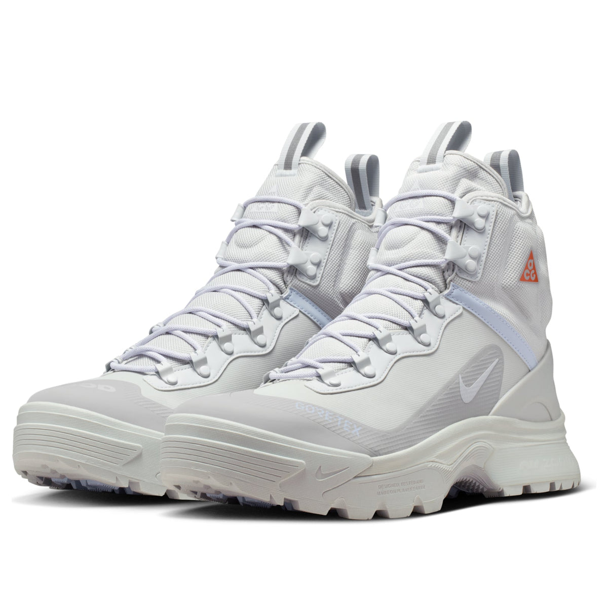 Nike ACG Air Zoom Gaiadome Gore-Tex Grey Fog Pure Platinum, paar samen met witte zool, mesh constructie en paarse banddetails