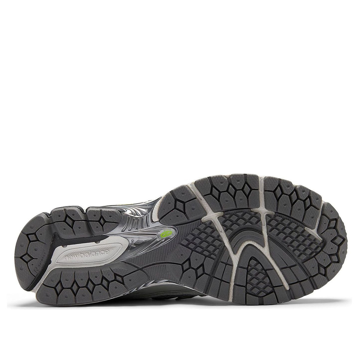 New Balance 1906R Light Silver Metallic Alkaline Green, zoolprofiel met grijze rubberzool en grip patroon