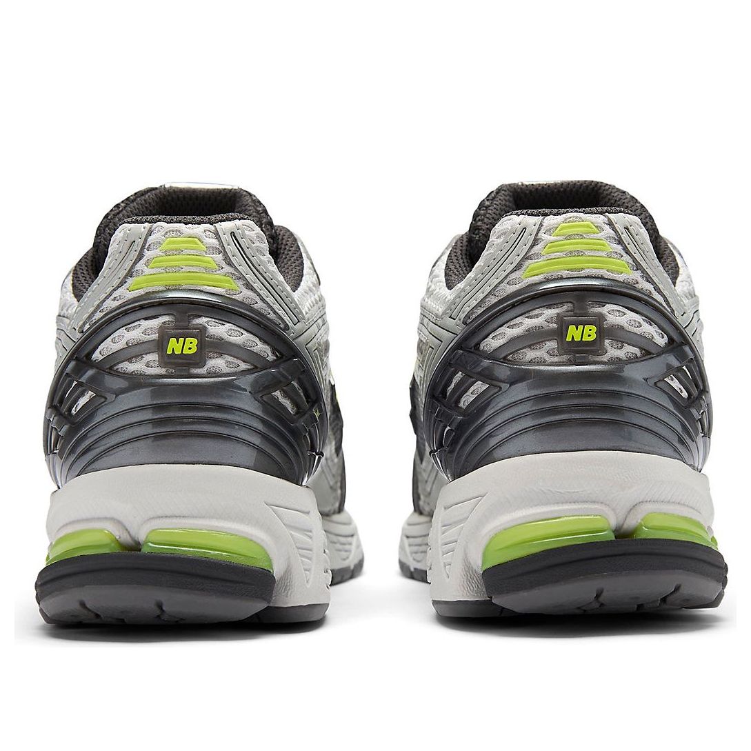 New Balance 1906R Light Silver Metallic Alkaline Green, detailfoto hakken met NB-logo en fluorgroene accenten