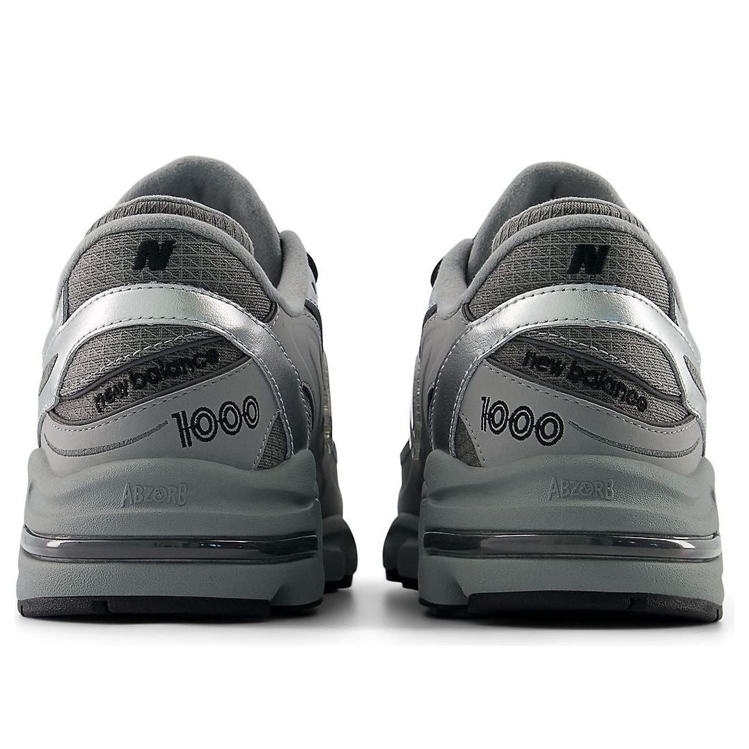 New Balance 1000 Silver Metallic Slate Grey, achteraanzicht toont samengestelde hak met grijs en zwart contrast
