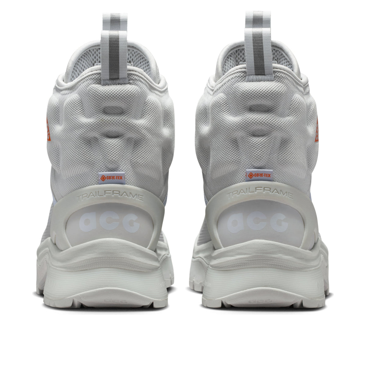 Nike ACG Air Zoom Gaiadome Gore-Tex Grey Fog Pure Platinum, achteraanzicht met Gore-Tex label en witte zool