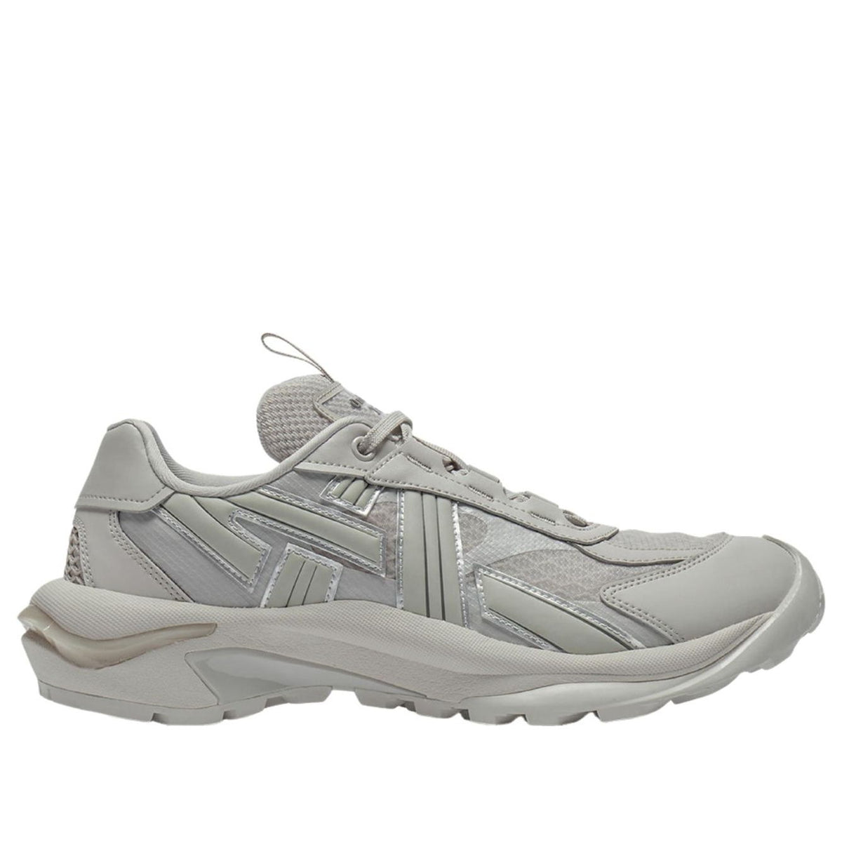 Onitsuka Tiger Tigtrail Oyster Grey, driekwart aanzicht rechtsschoen met zilveren striping