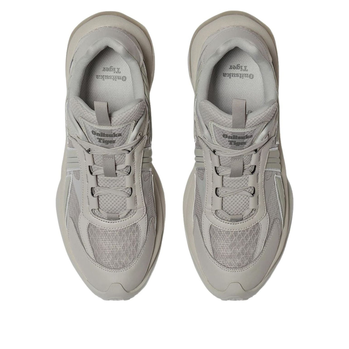 Onitsuka Tiger Tigtrail Oyster Grey, bovenaanzicht beide schoenen met inzet merknaam op tong