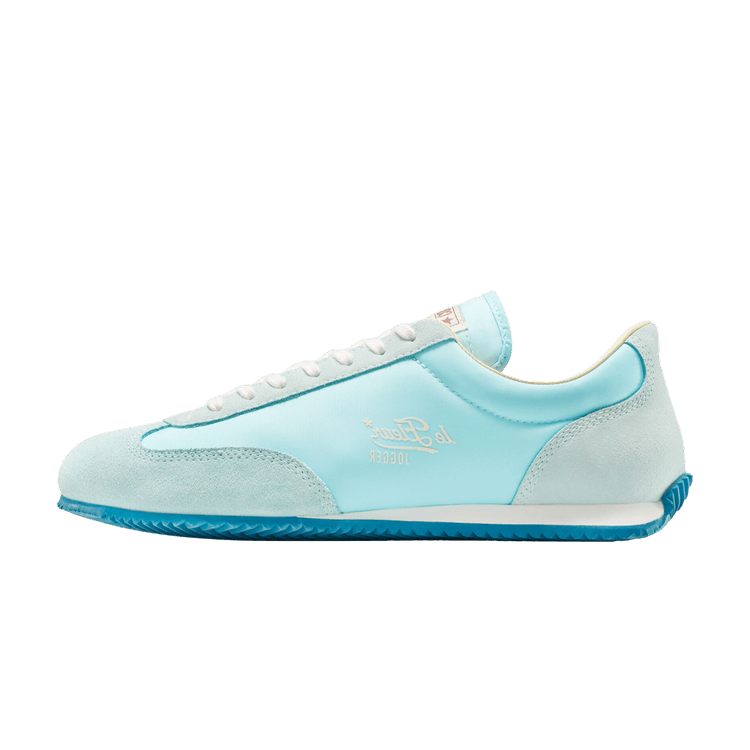 Converse Jogger GOLF le FLEUR* Tyler, The Creator Quiet Tide, zijaanzicht met lichtblauw en crème suède, blauwe zool