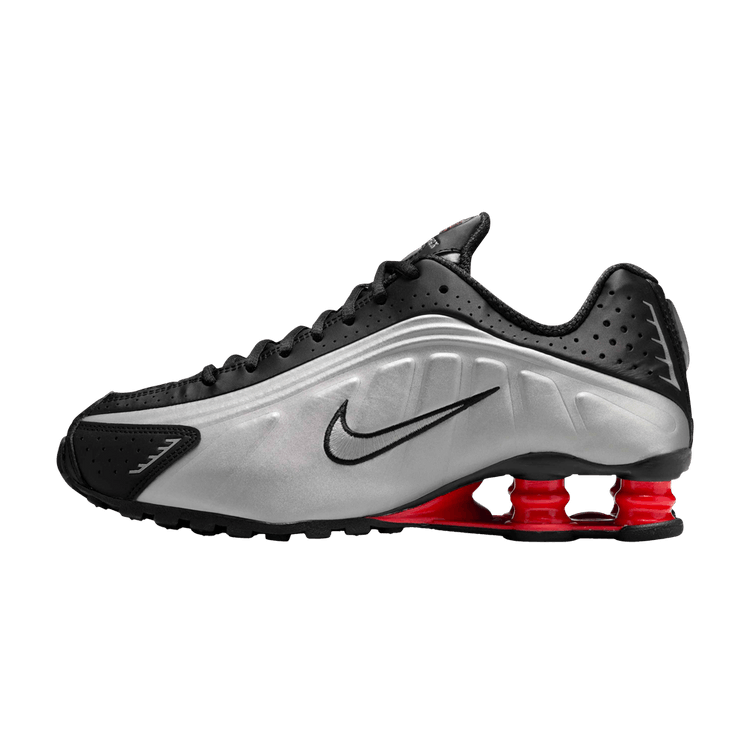 Nike Shox R4 Black Metallic Silver zijaanzicht met zilverkleurig bovenwerk, zwarte details en rode Shox-zuilen