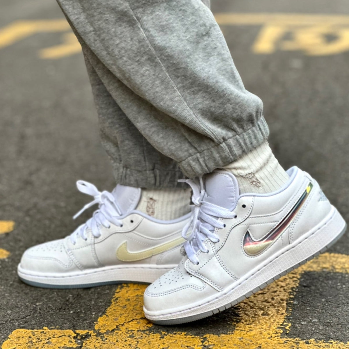 Air Jordan 1 Low Glitter Swoosh FQ9112-100