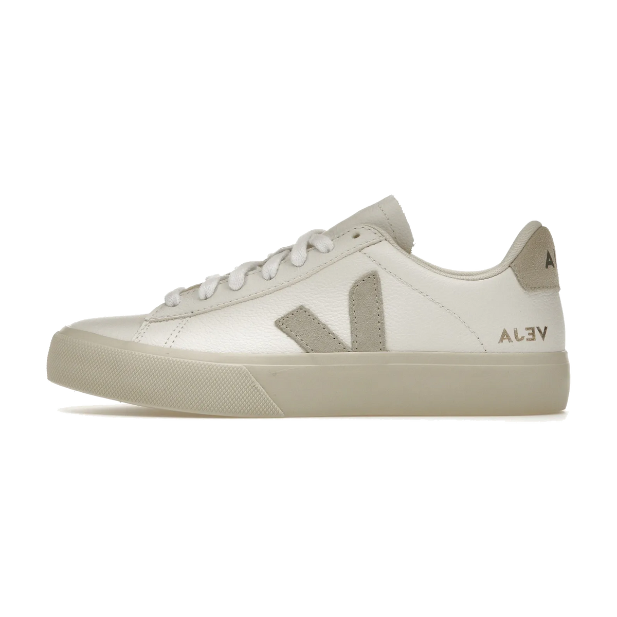 Veja Campo Low Chromefree Leather White Natural, zijaanzicht met wit leer, beige V-logo en grijsbeige suède details