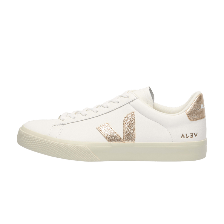 Veja Campo Low Chromefree White Platine, zijaanzicht met witte leren bovenkant, platine V-logo en crème zool