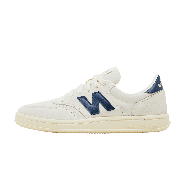 New Balance T500 Sea Salt Navy Angora, zijaanzicht met crème lederen upper en donkerblauwe N-logo