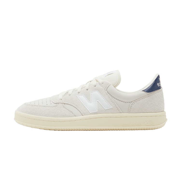 New Balance T500 Reflection Blacktop Sea Salt zijaanzicht met beige suède, wit logo en donkerblauwe hieltab