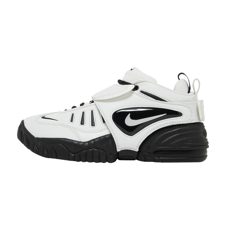Nike Air Adjust Force AMBUSH Summit White Black, driekwart aanzicht met wit leer, zwarte swoosh en zool