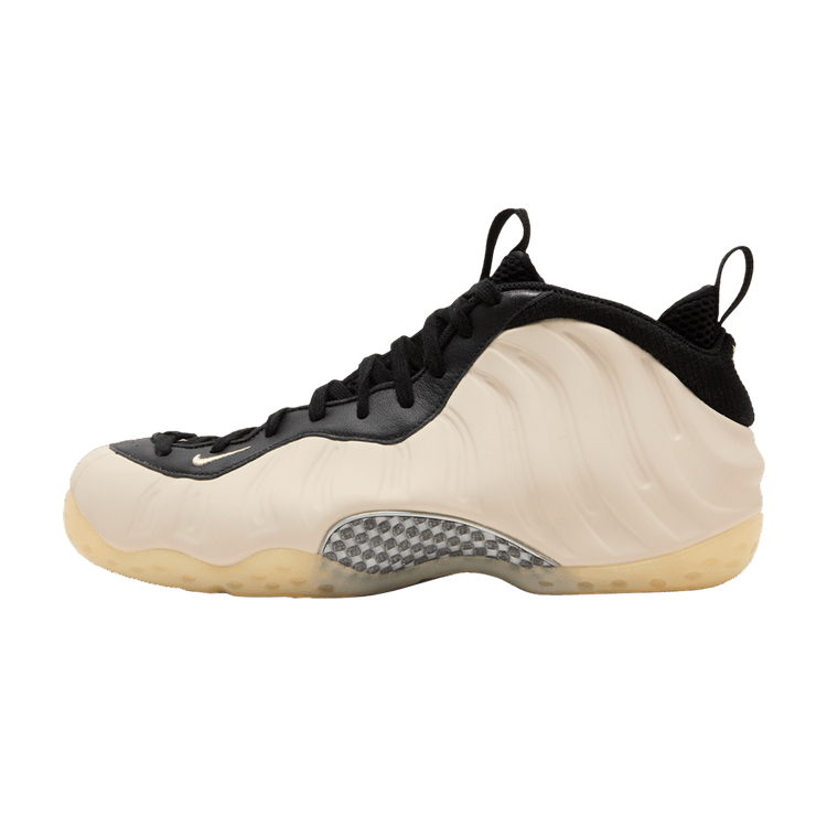 Nike Air Foamposite One Light Orewood Brown zijaanzicht met crème foam upper, zwarte accenten en beige zool