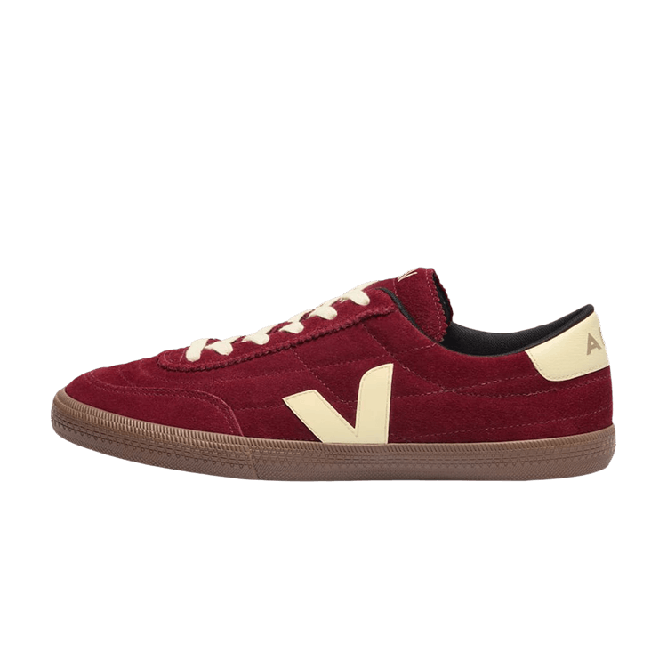 Veja Panenka Grenat Sun Bark zijaanzicht, bordeauxrood suède met crème V-logo en bruine zool
