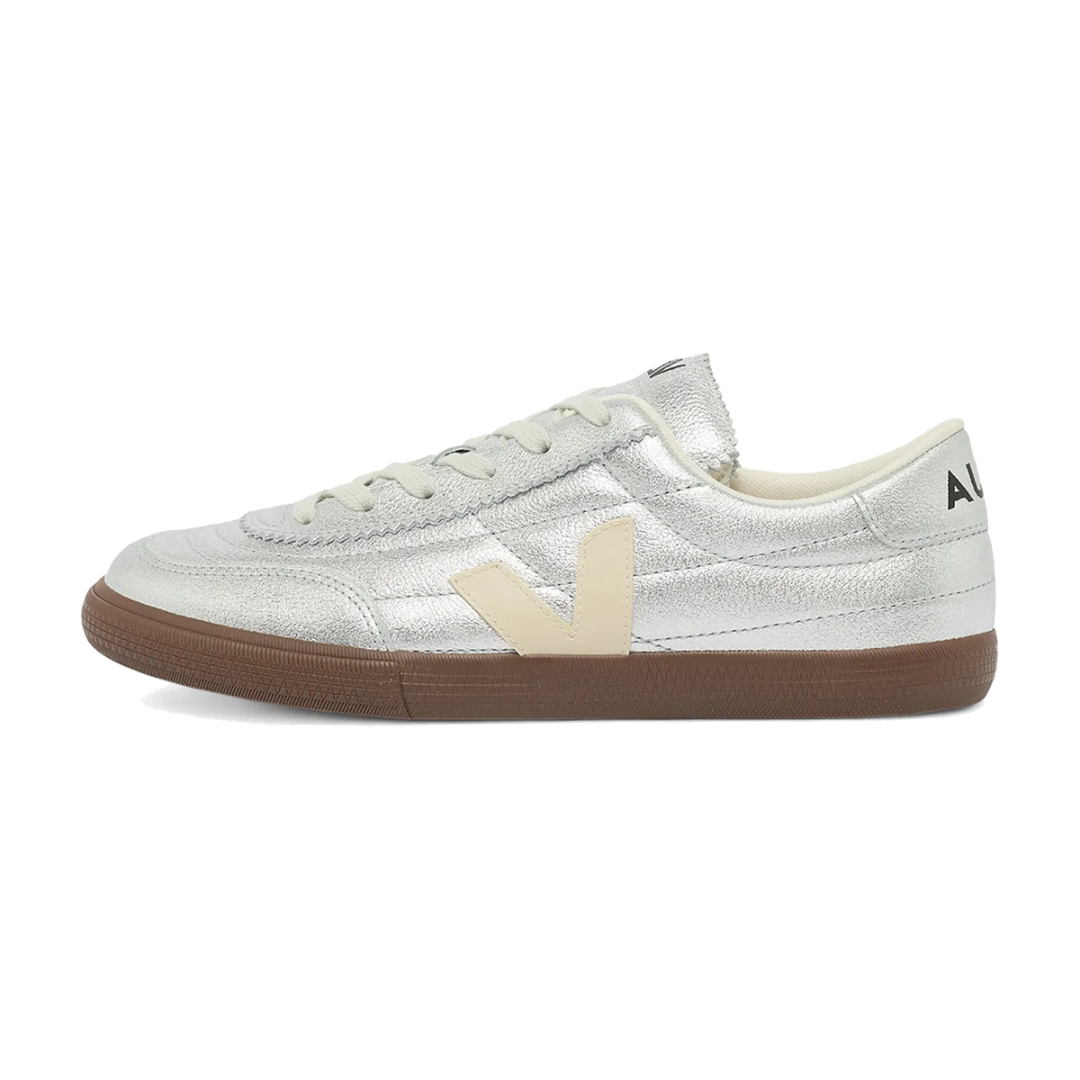 Veja Panenka Silver Pierre Bark, zijaanzicht van sneaker met zilveren textuur, crème logo en bruine gumzool