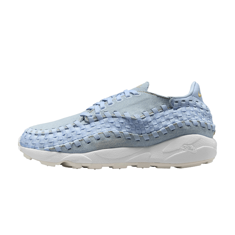 Nike Air Footscape Woven Washed Denim Ice Blue in zijaanzicht, lichtblauw gevlochten bovenwerk met witte zool